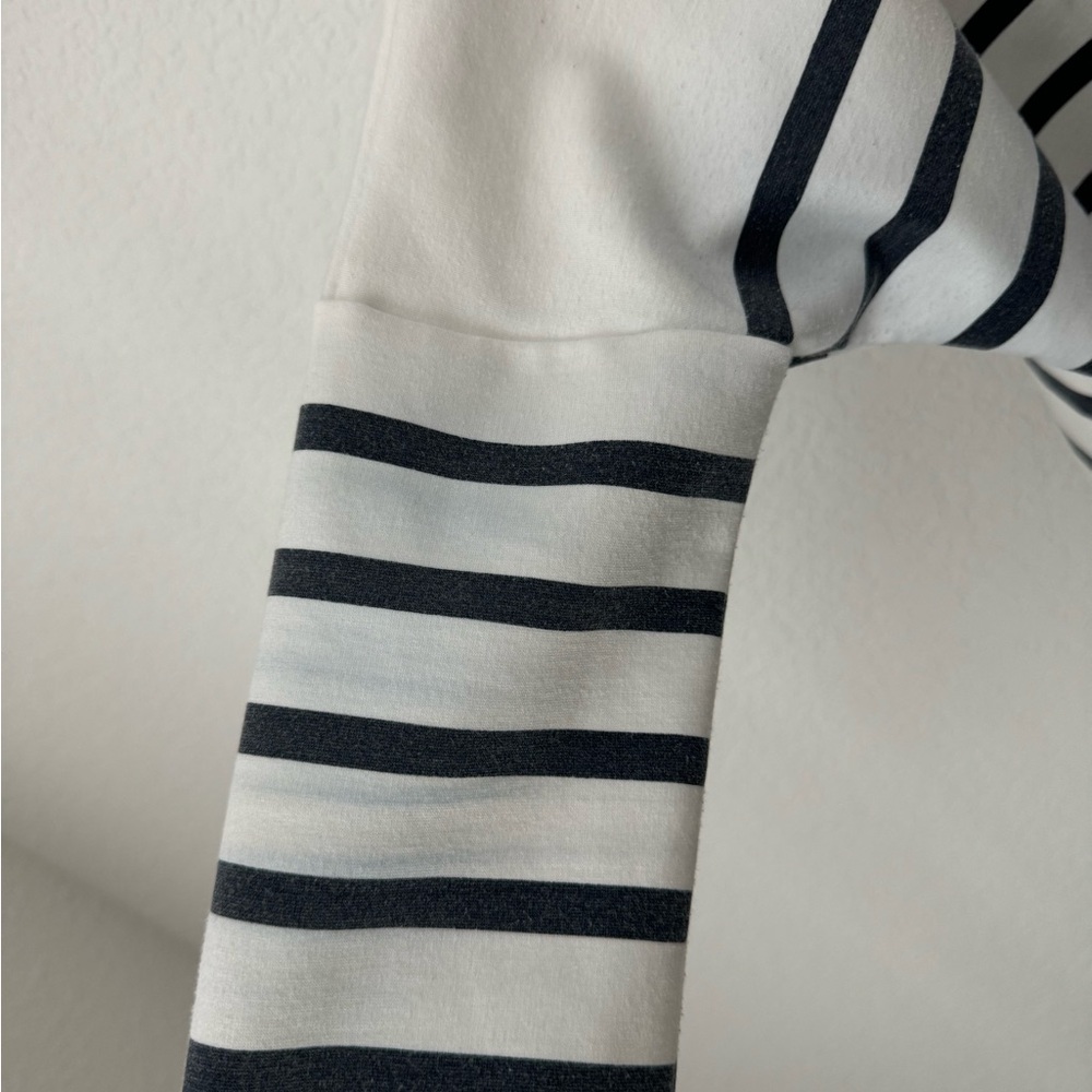 Tuckernuck Pomander Place Striped
Evie Swing Sweatshirt - One Size - Picture 9 of 15